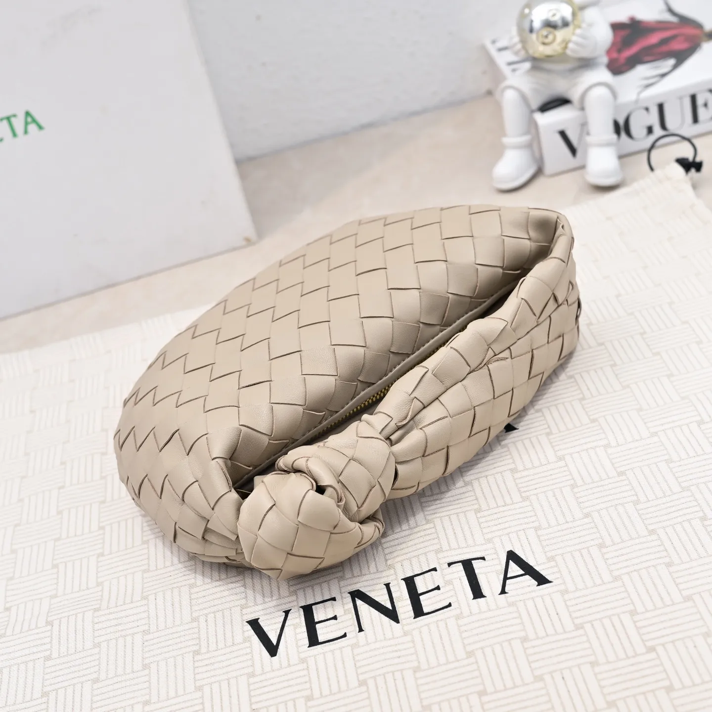Batch 1120 BV Bottega Veneta's new early spring women's MINI JODIE handbag BV bag 🔥The new method is based on the original rounded corners, knotted with classic woven leather round hobo bag, The most iconic triangular pull-out design, using sheepskin draped soft shape, is super suitable for concave shapes~ Jodie feels really gentle to people, and is definitely the best item for daily matching. It has the same weave, new elements and twists, is compact and versatile, and is the new favorite of street style Internet celebrities! Size: 23x28x8 Model: 6699-1